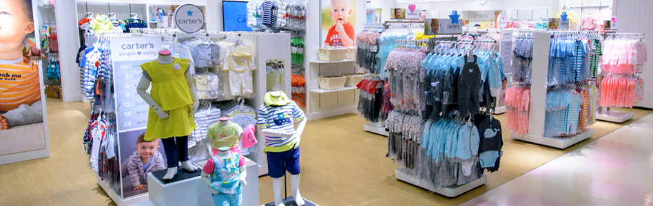 Evolución 2016 Carter’s es, un año más, el principal grupo de moda infantil del mundo, aunque concentra su distribución en Estados Unidos y Canadá. En el ejercicio 2016, la compañía ha reestructurado su superficie comercial y ha cerrado algunos puntos de venta en sus mercados principales. A cierre de 2016, la compañía contaba con 885 establecimientos, de los cuales 497 eran Carter’s, 144 OshKosh. La compañía ha puesto en marcha este año un nuevo tipo de tienda, en el que une las dos marcas del grupo. El grupo finalizó el año con 97 puntos de venta de este concepto en Estados Unidos y 147 en Canadá. Además, la compañía ha seguido extendiéndose a otros mercados como el latinoamericano. Carter’s ha puesto en marcha un punto de venta en Chile, en el centro comercial Mall Alto Las Condes de Santiago y prepara la puesta en marcha de otra tienda en el complejo Parque Arauco, también en Chile. La compañía finalizó su ejercicio 2016 con una cifra de negocio de 3.199,2 millones de dólares (2.860,2 millones de euros), un 6,2% más con respecto a la facturación del periodo anterior. El beneficio de Carter’s ascendió a 258,1 millones de dólares (230,7 millones de euros), frente a los 237,8 millones de dólares (212,6 millones de euros) de 2015.